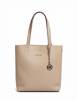 Женская сумка Michael Kors, цвет пудровый бежевый, из фактурной зернистой кожи, лаконичный дизайн, две ручки, подвеска‑брелок с логотипом MK фото