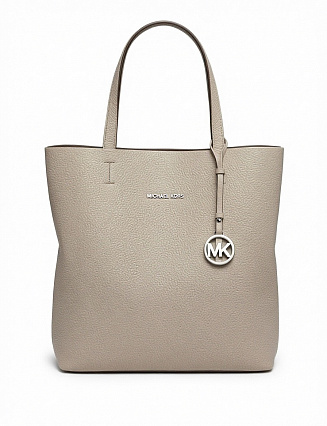 Женская сумка Michael Kors, цвет тауп‑бежевый, из фактурной зернистой кожи, лаконичный дизайн, две ручки, подвеска‑брелок с логотипом MK фото