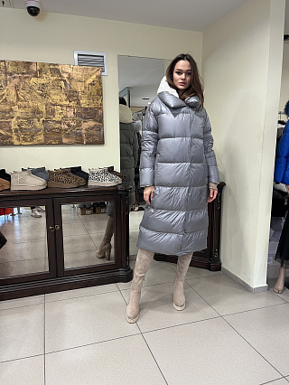 Пуховик удлиненный со съемным капюшоном серый фото