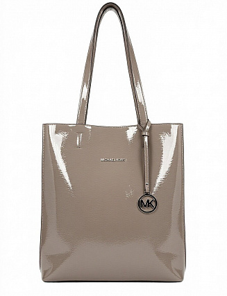 Женская сумка Michael Kors Jet Set Monogram Patent Tote, цвет серо‑бежевый (тауп) с лаковым эффектом, из патентованной кожи, лаконичный дизайн, две ручки, брелок‑подвеска с логотипом MK фото