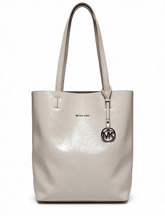 Женская сумка Michael Kors, цвет светло‑бежевый (пудровый), из фактурной зернистой кожи, лаконичный дизайн, две ручки, брелок с логотипом MK фото