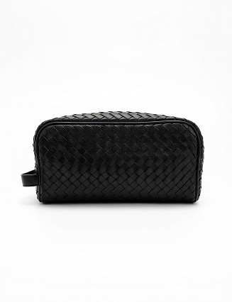 Bottega Veneta Travel Pouch, чёрная кожа, плетение Intrecciato, короткая ручка, застёжка‑молния фото