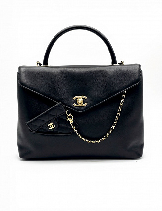 Chanel Flap Bag, чёрная зернистая кожа, стёганый клапан, золотистая фурнитура фото