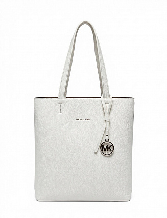 Женская сумка Michael Kors, цвет белоснежный, из фактурной зернистой кожи, лаконичный дизайн, две ручки, подвеска‑брелок с логотипом MK фото