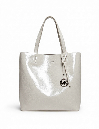 Женская сумка Michael Kors, цвет жемчужно‑серебристый, из фактурной лаковой кожи, лаконичный дизайн, две ручки, брелок с логотипом MK фото