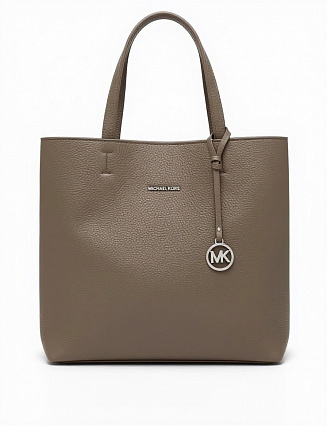 Женская сумка Michael Kors, цвет серо‑коричневый (тауп), из зернистой фактурной кожи, лаконичный дизайн, две ручки, металлический брелок‑подвеска с логотипом MK фото