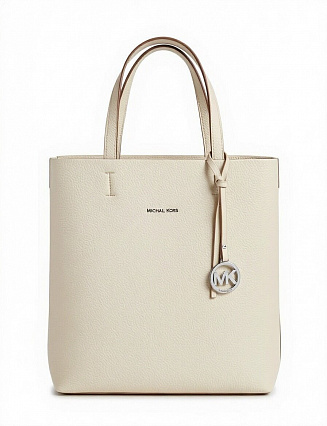 Женская сумка Michael Kors Jet Set Travel, цвет кремовый айвори, из фактурной зернистой кожи, лаконичный дизайн, две ручки, подвеска‑брелок с логотипом MK фото
