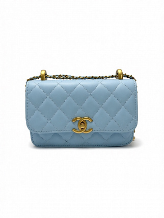 Сумка Chanel Classic Flap Bag, светло‑голубой цвет, с золотой фурнитурой фото