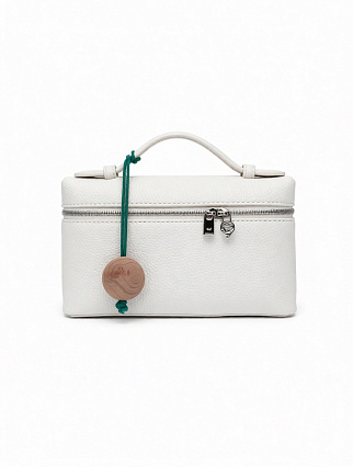 Сумка Loro Piana Mini Box Bag, белая зернистая кожа, акцентный зелёный шнур, деревянный брелок фото