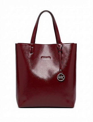 Женская сумка Michael Kors, бордовый цвет, из лакированной фактурной кожи, лаконичный дизайн, две ручки, металлический брелок с логотипом MK фото
