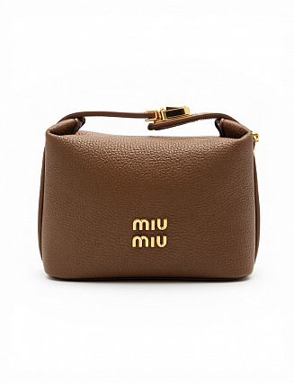 Сумка Miu Miu через плечо, коричневый цвет, с золотистым логотипом и фурнитурой фото