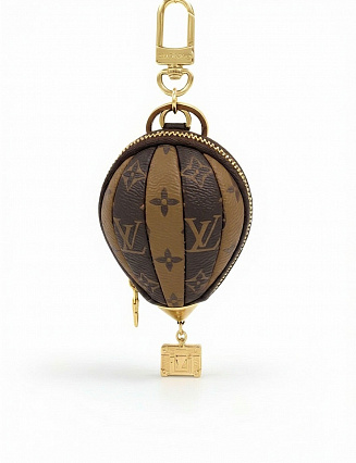 Louis Vuitton Hot Air Balloon Key Charm, канва Monogram, бежево‑коричневая цветовая гамма, фурнитура из металла с золотистым покрытием фото